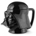 Une tasse avec un couvercle en forme de Dark Vador